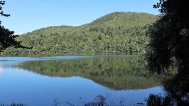 Monticchio, Basilicata, İtalya - 1 Ekim 2020: Iago Piccolo Panoraması çevresindeki küçük yoldan