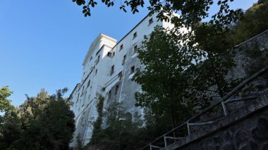 Monticchio, Basilicata, İtalya - 1 Ekim 2020: Piccolo Gölü manzaralı San Michele Arcangelo Sığınağı
