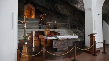 Monticchio, Basilicata, İtalya - 1 Ekim 2020: San Michele Arcangelo Sığınağı Kilisesi 'nin İçi