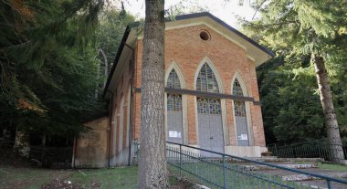 Bagnoli Irpino, Campania, İtalya - 2 Ekim 2020: 19. yüzyılda Laceno Gölü 'nde inşa edilen Santa Nesta Şapeli
