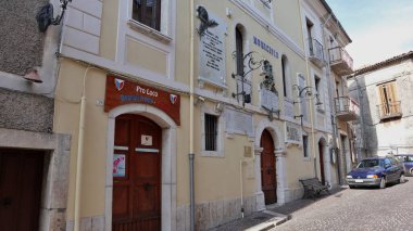 Bagnoli Irpino, Campania, İtalya - 2 Ekim 2020: Anma plaketleri içeren belediye binası