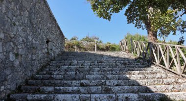 Montella Campania, İtalya - 2 Ekim 2020: Angevin Kalesi, Lombard Vakfı, Santa Maria della Neve Kilisesi ve Fransisken Manastırı 'ndan oluşan anıtsal kompleks