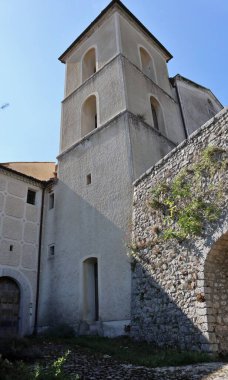 Montella Campania, İtalya - 2 Ekim 2020: Angevin Kalesi, Lombard Vakfı, Santa Maria della Neve Kilisesi ve Fransisken Manastırı 'ndan oluşan anıtsal kompleks