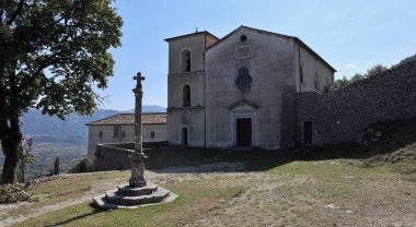 Montella Campania, İtalya - 2 Ekim 2020: Angevin Kalesi, Lombard Vakfı, Santa Maria della Neve Kilisesi ve Fransisken Manastırı 'ndan oluşan anıtsal kompleks