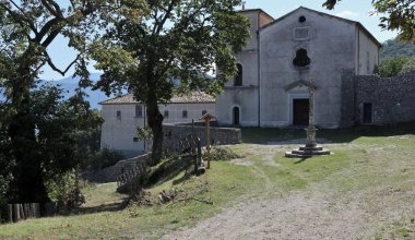 Montella Campania, İtalya - 2 Ekim 2020: Angevin Kalesi, Lombard Vakfı, Santa Maria della Neve Kilisesi ve Fransisken Manastırı 'ndan oluşan anıtsal kompleks