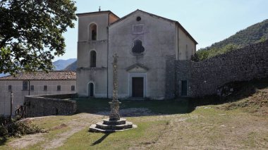 Montella Campania, İtalya - 2 Ekim 2020: Angevin Kalesi, Lombard Vakfı, Santa Maria della Neve Kilisesi ve Fransisken Manastırı 'ndan oluşan anıtsal kompleks