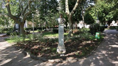 Nusco, Campania, İtalya - 2 Ekim 2020: Stefano Ciciretti Villa Comunale 'de bronz baskın, ilk savaş sonrası belediye başkanı