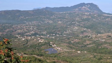 Nusco, Campania, İtalya - 2 Ekim 2020: Calore Vadisi 'nden Montella' ya doğru Panorama