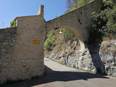 Spoleto, Umbria, İtalya - 11 Eylül 2019: Gattaponi üzerinden Ponte delle Torri