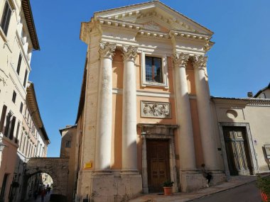 Spoleto, Umbria, İtalya - 11 Eylül 2019: 18 'inci yüzyıl kilisesi Sant' Ansano ve Sant 'Antonio da Padova' ya adanmıştır.