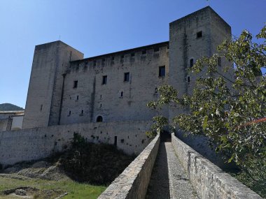 Spoleto, Umbria, İtalya - 11 Eylül 2019: Şehre bakan Sant 'Elia tepesinde 14. yüzyılın kalesi
