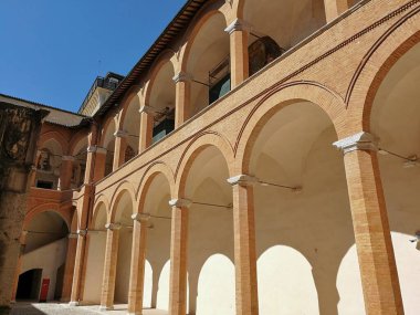 Spoleto, Umbria, İtalya - 11 Eylül 2019: Şehre bakan Sant 'Elia tepesinde 14. yüzyılın kalesi