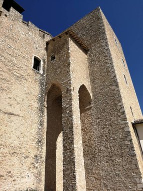 Spoleto, Umbria, İtalya - 11 Eylül 2019: Şehre bakan Sant 'Elia tepesinde 14. yüzyılın kalesi