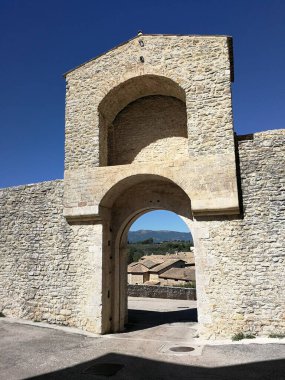 Spoleto, Umbria, İtalya - 11 Eylül 2019: Şehre bakan Sant 'Elia tepesinde 14. yüzyılın kalesi