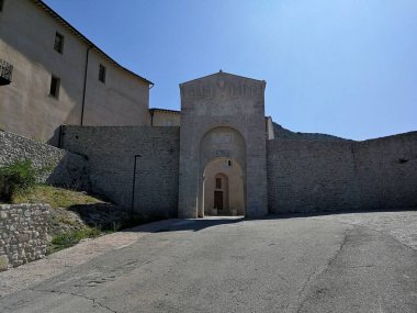 Spoleto, Umbria, İtalya - 11 Eylül 2019: Şehre bakan Sant 'Elia tepesinde 14. yüzyılın kalesi