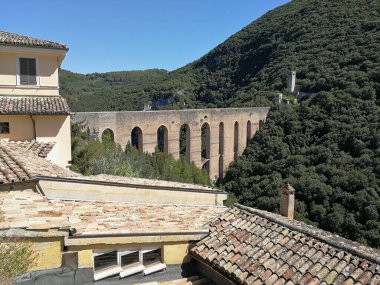 Spoleto, Umbria, İtalya - 11 Eylül 2019: Gattaponi üzerinden Ponte delle Torri