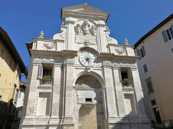2019年9月11日 イタリア ウンブリア州スポルエト 18世紀のメルカート広場の噴水 フォンテ ピアッツァとも呼ばれる — ストック写真