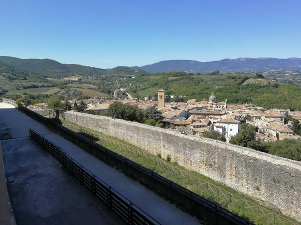 イタリアのウンブリア州スポレート 9月2019 14世紀のパノラマロッカ アルボルノツィアーナ市を見下ろす — ストック写真