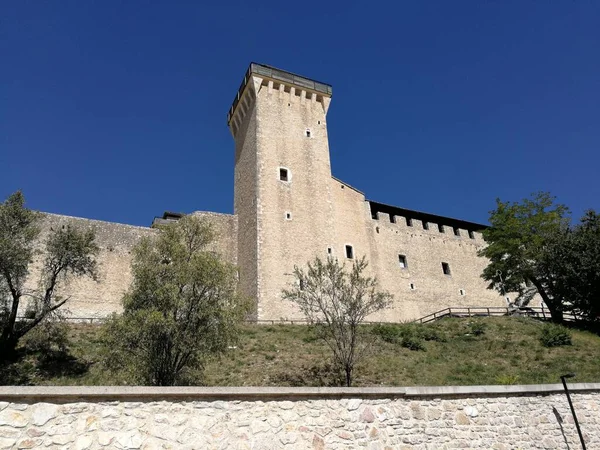 イタリアのウンブリア州スポレート 9月2019 街を見下ろすサンテリアの丘の14世紀の要塞 — ストック写真