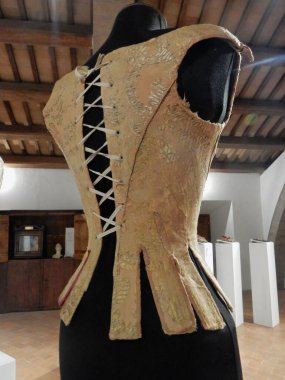 Viterbo, Lazio, İtalya - 9 Eylül 2019: Santa Rosa manastırının 15. yüzyıl Salone 'unda kadın baskınları