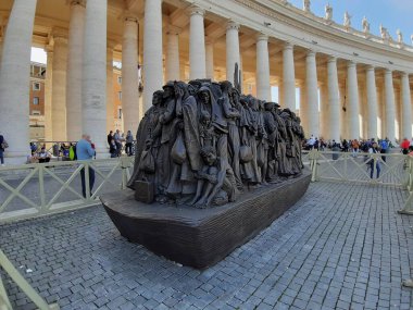 Vatikan, Lazio, İtalya - 23 Ekim 2019: Melekler Habersiz Heykel, Bilinçsiz Melekler, Kanadalı sanatçı Timothy Schmalz tarafından bronz ve kil renginde oluşturulan St. Peter Meydanı 'nda çeşitli kültürlerden göçmenlerin kabulünü resmeden melekler