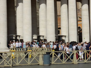 Vatikan, Lazio, İtalya - 23 Ekim 2019: Bernini 'nin St. Peter Bazilikası Sütununun Detayları