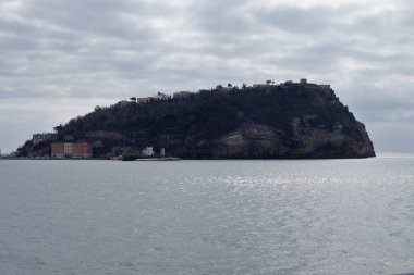 Bagnoli, Campania, İtalya - 24 Şubat 2020: Nisida Adası, ıslahevi, halka açık değil