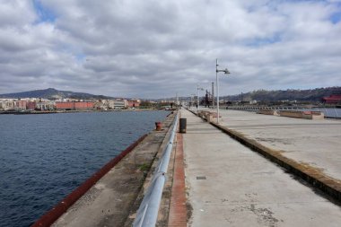 Bagnoli, Campania, İtalya - 24 Şubat 2020: Eski İtalyan çelik fabrikasından Jetty