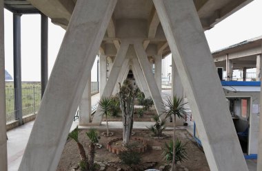 Bagnoli, Campania, İtalya - 24 Şubat 2020: Eski İtalyan çelik fabrikasından Jetty