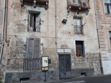 Taranto, Puglia, İtalya - 2 Kasım 2019: Büyük Deniz manzaralı Vittorio Emanuele II rıhtımındaki Sparta Müzesi girişi