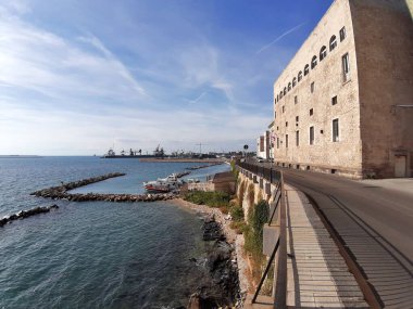 Taranto, Puglia, İtalya - 2 Kasım 2019: Mar Grande 'ye tepeden bakan Borgo Vecchio' da Vittorio Emanuele II.