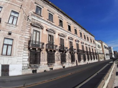 Taranto, Puglia, İtalya - 2 Kasım 2019: Büyük Deniz manzaralı Vittorio Emanuele II 'deki 18. yüzyıl Palazzo d' Ayala Valva