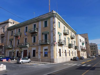 Taranto, Puglia, İtalya - 2 Kasım 2019: Mar Grande 'ye tepeden bakan Borgo Vecchio' da Vittorio Emanuele II.