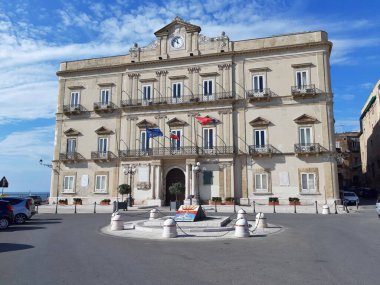 Taranto, Puglia, İtalya - 2 Kasım 2019: Piazza Castello 'daki 19. yüzyıl binası, belediye binasının merkezi.