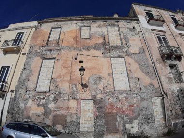 Taranto, Puglia, İtalya - 2 Kasım 2019: tarihi merkezdeki güvensiz ve harap binalar