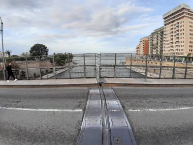 Taranto, Puglia, İtalya - 2 Kasım 2019: San Francesco da Paola adlı döner köprüden Panorama