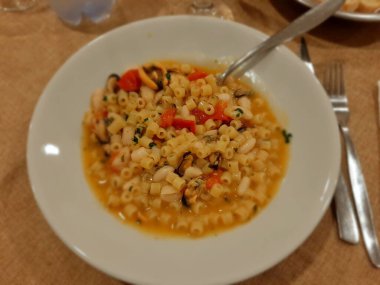 Taranto, Puglia, İtalya - 2 Kasım 2019: Borgo Nuovo 'daki bir restoranda fasulye ve midyeli Tubettini