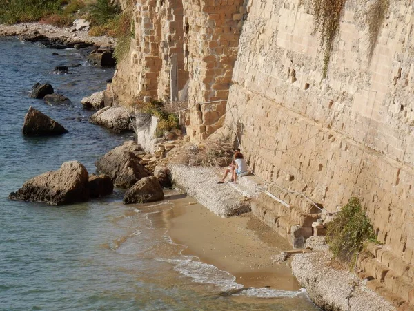 Taranto Puglia Italy November 2019 Young Couple Small Beach Old — Stock Photo, Image