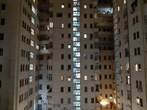 Taranto, Puglia, İtalya - 2 Kasım 2019: Akşamları Borgo Nuovo 'nun apartmanları