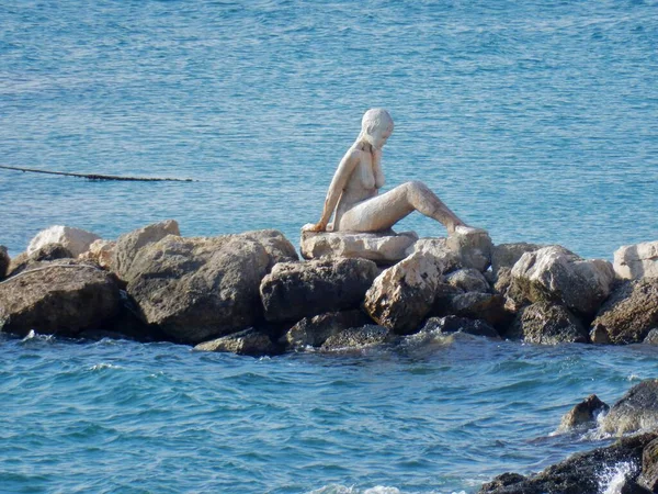 タラント プーリア州 イタリア 11月2019 マーグランドの崖の上に芸術家フランチェスコ トラニによって作成された人魚のスカマ またはスキューマの海洋セメント像 — ストック写真