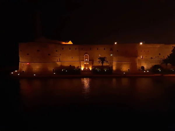 意大利普利亚塔兰托 2019年11月2日 晚上从人造运河对岸的阿拉贡城堡 — 图库照片