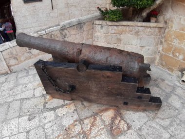 Taranto, Puglia, İtalya - 2 Kasım 2019: Aragonese Kalesi Piazza d 'Armi' de top