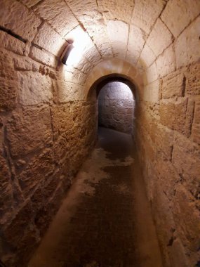 Taranto, Puglia, İtalya - 2 Kasım 2019 Aragonese Kalesi 'nin iç koridorları