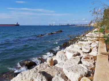 Taranto, Puglia, İtalya - 2 Kasım 2019: Mar Grande 'nin deniz kenarındaki panoramik manzarası