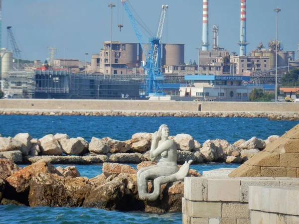 Taranto Puglia Italia Noviembre 2019 Estatua Cemento Marino Sirena Skuma —  Fotos de Stock