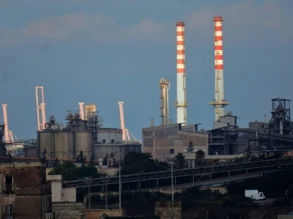Taranto, Puglia, İtalya - 2 Kasım 2019: Sabah erken saatlerde Tamburi ilçesindeki Arcelor Mittal çelik fabrikasının bacaları
