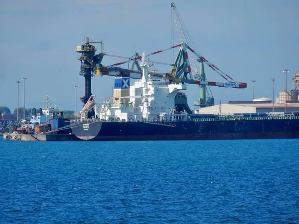 Taranto Puglia Itálie Listopadu 2019 Tanker Vyplouvá Pobřeží Mar Grande — Stock fotografie