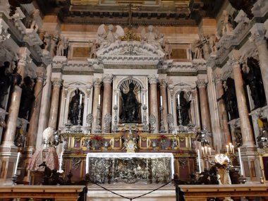 Napoli, Campania, İtalya - 4 Ocak 2020: San Gennaro 'da oylama için Napoli Katedrali' nin Barok Şapeli
