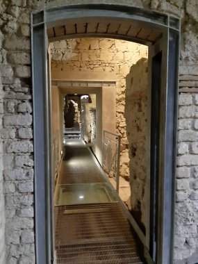 Napoli, Campania, İtalya - 4 Ocak 2020: Neapolis 'in arkeolojik kazıları San Lorenzo Maggiore Bazilikası altında gömüldü