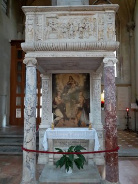 Napoli, Campania, İtalya - 4 Ocak 2020: 16. yüzyılda Piazza San Gaetano 'daki 1. yüzyıl Dioscuri Tapınağı' nın kalıntıları üzerine inşa edilen muazzam bazilika